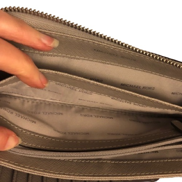 Michael Kors Jet Set Large Travel Continental Buff Leather Wallet EUC - Picture 7 of 8